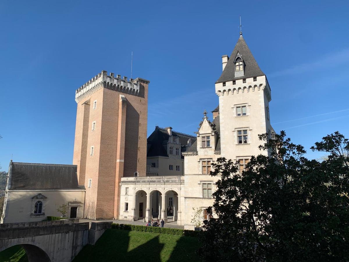 Vue Magique Sur Le Chateau Dans Un Quartier Populaire Pau Exterior foto